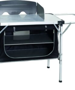 Brunner Küchenbox CHUCK BOX NG Küchenbox mit extra starkem Aluminiumrahmen und großer MDF-Arbeitsplatte mit umlaufender Aluminiumeinfassung. Die gesamte Küchenbox wird in der mitgelieferten Tragetasche (100 % Polyester) verpackt. Einfaches Aufstellen und Abbauen. Der große Schrank mit Reißverschlusstür bietet großzügige Ablagemöglichkeiten für Lebensmittel und Kochutensilien. Mit einem seitlichen Klapprahmen für ein faltbares Arbeitsspülbecken.