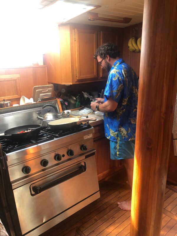 Überführung “Amy 2” von Alicante nach Brest Tag3 9 in der Kombuese