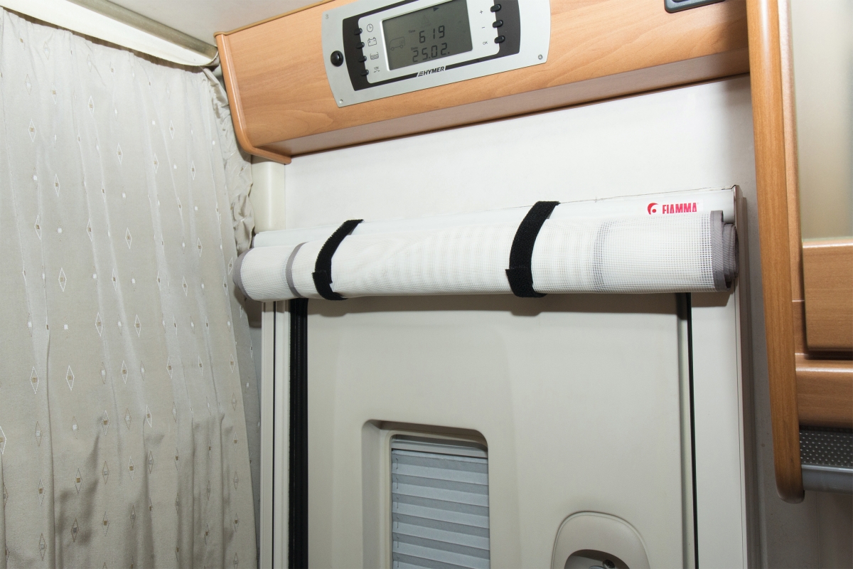 Fiamma Insektenvorhang Moskito Net Pro 52 cm breit und 230 cm hoch. Die Randstreifen sind verstärkt und halten das Netz gut in Spannung. Die Befestigung erfolgt durch die serienmäßigen Schienen. Einfach anzubringen und abzunehmen. Passend für alle Wohnmobiltüren