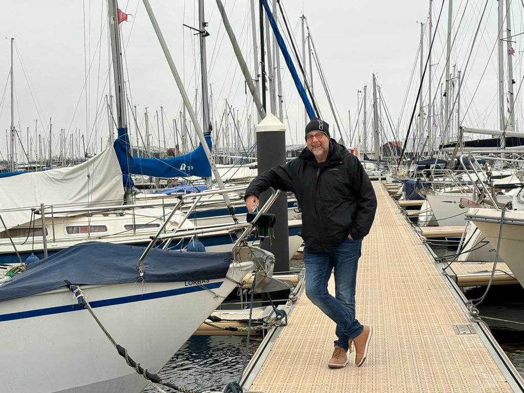 Lorbas - ein Abenteuer beginnt Nun wird es Wirklichkeit - ein Segelboot kommt in die Familie
Lorbas - ein Abendteuer beginnt
Die erste Begegung zwischen der Lorbas und Jörg