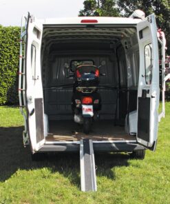 Auffahrschiene aus eloxiertem Aluminium mit Haftbeschichtung für Fahrzeuge mit Heckgarage.