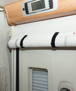 Fiamma Insektenvorhang Moskito Net Pro 52 cm breit und 230 cm hoch. Die Randstreifen sind verstärkt und halten das Netz gut in Spannung. Die Befestigung erfolgt durch die serienmäßigen Schienen. Einfach anzubringen und abzunehmen. Passend für alle Wohnmobiltüren