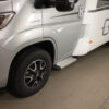 THULE Freistufe Fiat Ducato Die Trittstufen für das Original-Fahrerhaus des Fiat Ducato ab Baujahr 2006 und baugleiche Modelle. Aluminiumprofil mit verschraubter Sicherheits- Kunststoffabdeckung an den Enden und rutschhemmender Profilierung. Der Freistufensatz wird durch fahrzeugs