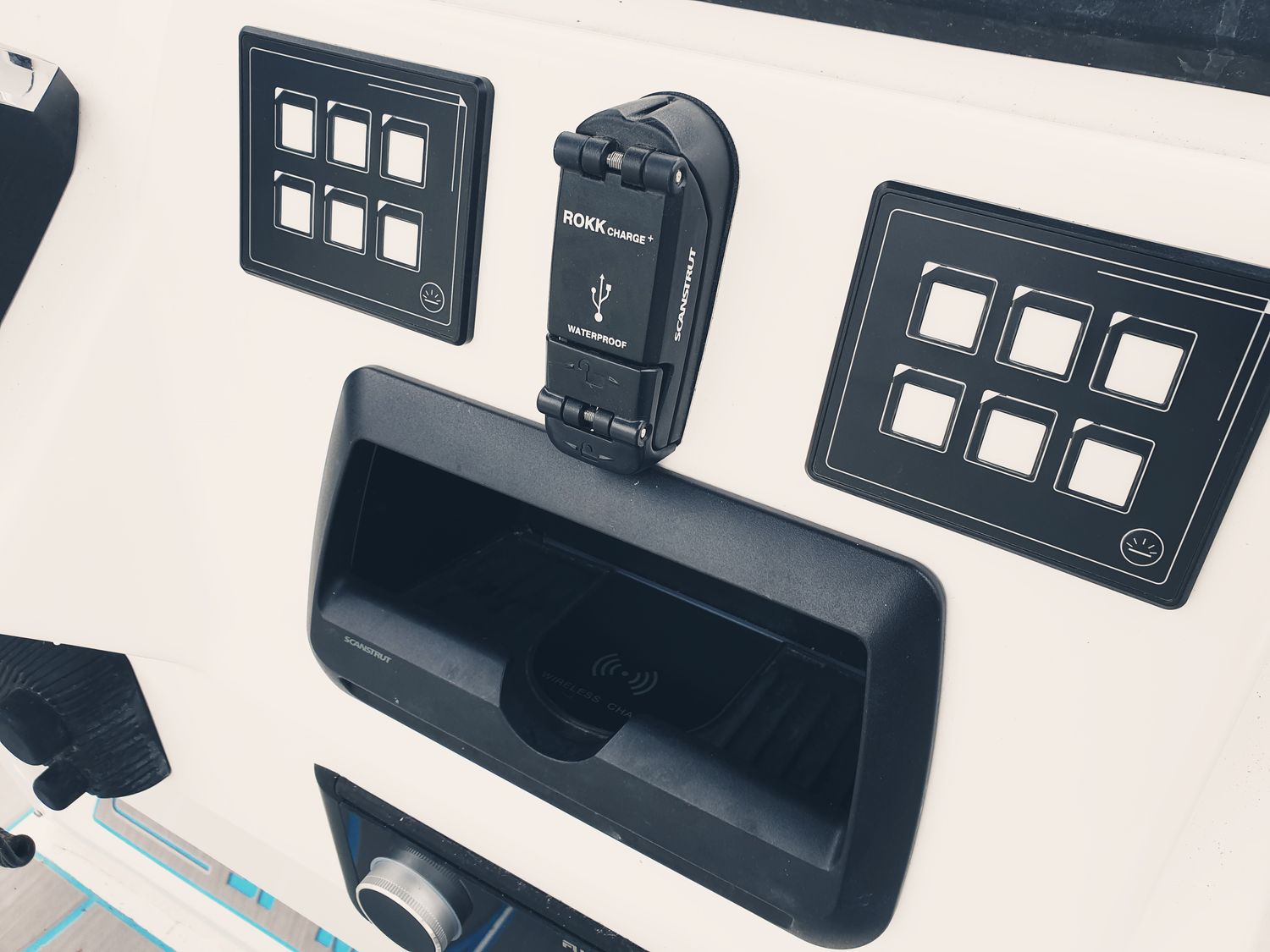 Scanstrut ROKK Ladegerät COVE SC-CW-09F Ablagefach quer zum Einlegen für kabelloses Laden von Smartphones 12/24V 10W Ausgang max 2A wasserdicht nach IPX6 – Bild 3