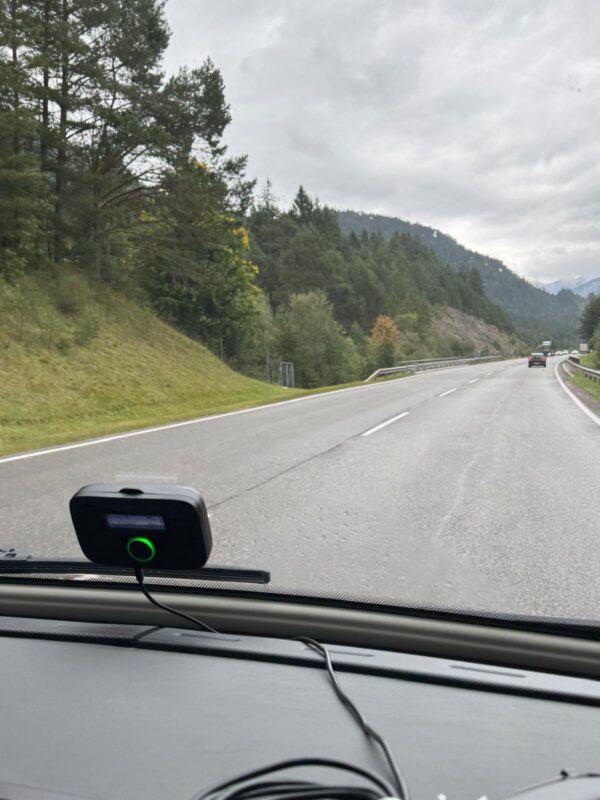 Mit der Lilibet nach Verona und zurück über Bamberg Mautbox in Aktion vor Alpenkulisse