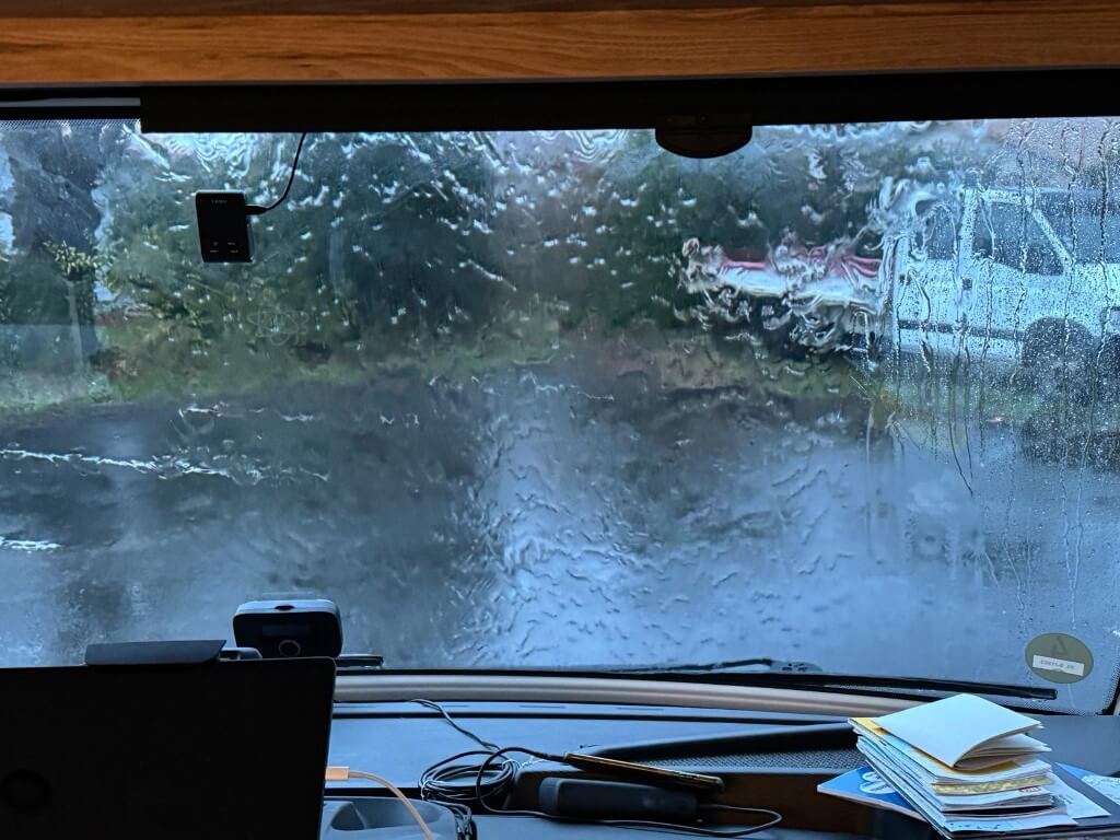 Mit dem Wohnmobil nach Andalusien: Unsere Winterreise mit Lilibet Blick durch die verregnete Windschutzscheibe des Wohnmobils Lilibet während der Anreise nach Andalusien im Winter.