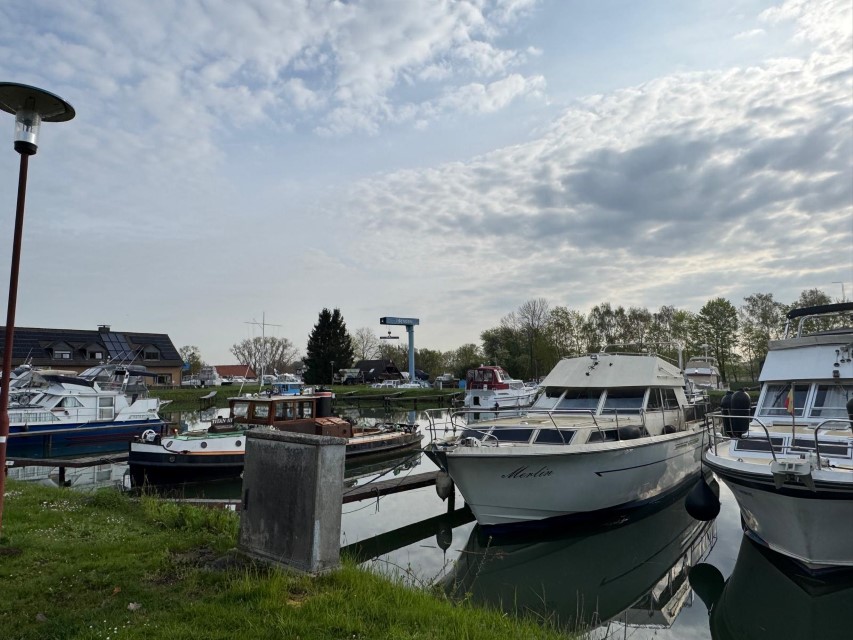 Lorbas auf dem Weg nach Hause Tag 1 Liegeplatz im Yachthafen Idenser Moor nach 82 Kilometern Fahrt.