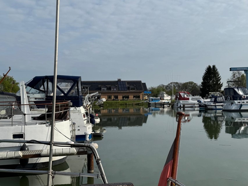 Lorbas auf dem Weg nach Hause Tag 1 Abendstimmung im Hafen Idenser Moor nach dem ersten Tag der Überführung.