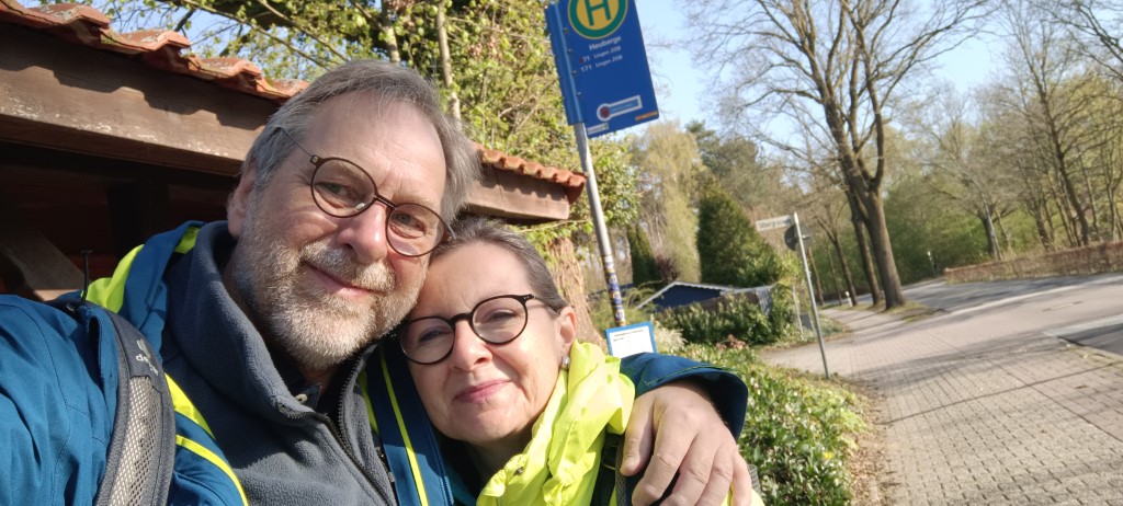 Lorbas auf dem Weg nach Hause Lingen warten auf den Bus