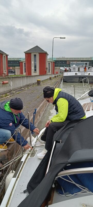 Lorbas auf dem Weg nach Hause Tag 1 Erfahrener Skipper gibt Tipps zur Schleusung in Anderten.