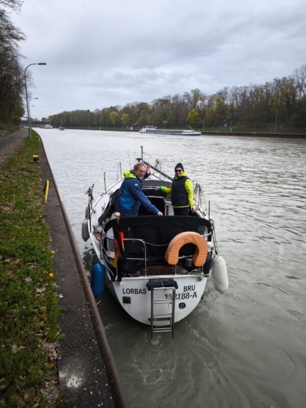 Lorbas auf dem Weg nach Hause Tag 1 Crewwechsel nach der Schleuse Anderten auf dem Mittellandkanal.