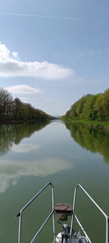 Lorbas auf dem Weg nach Hause Tag 1 Die Lorbas fährt nach der Schleuse Anderten allein Richtung Westen.
