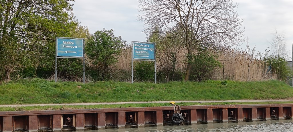 Lorbas auf dem Weg nach Hause Richtungsanzeige Mittellandkanal 1