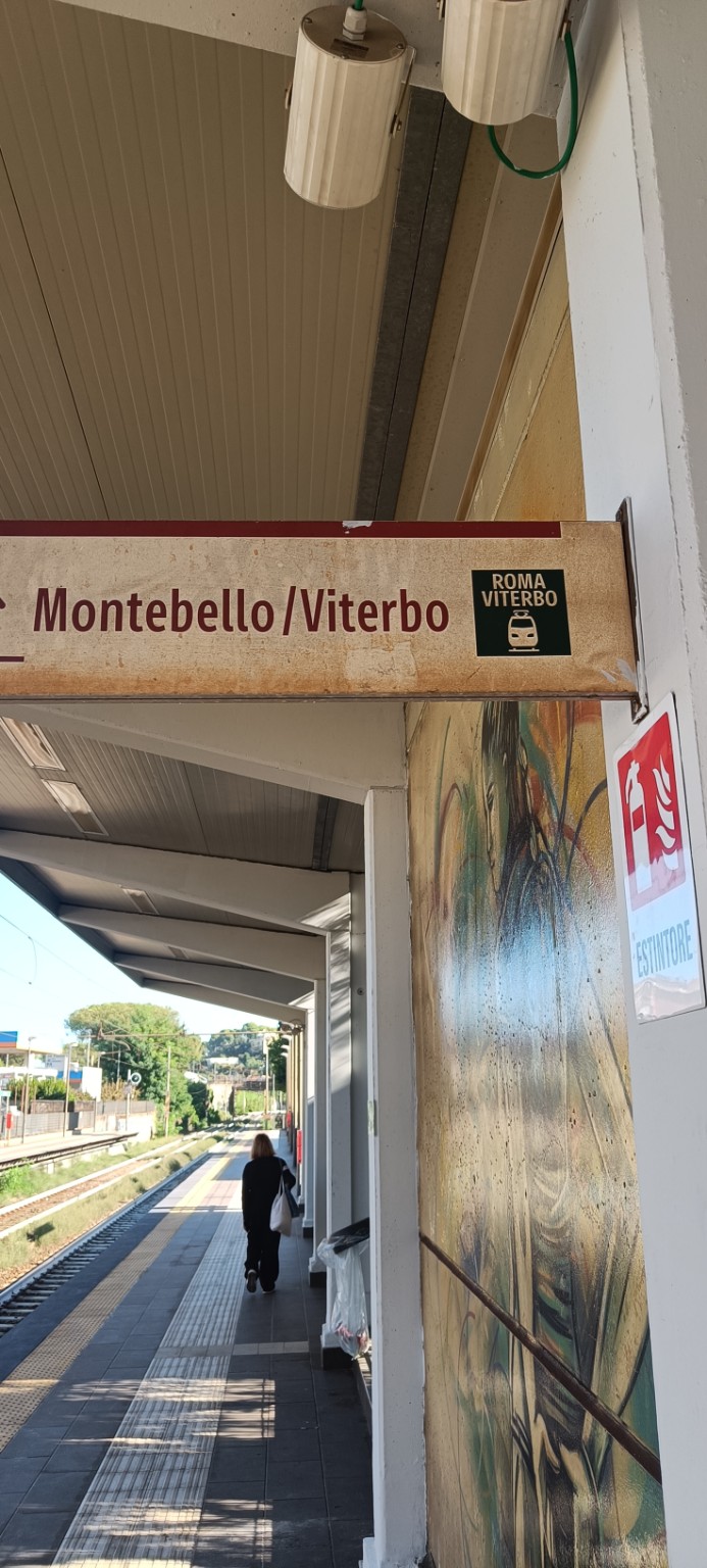 Rom mit dem Wohnmobil – zwei Tage Ewigkeit zwischen Engelsburg und Petersplatz Bahnsteig der Linie Roma–Viterbo mit Schild Richtung Montebello und Viterbo