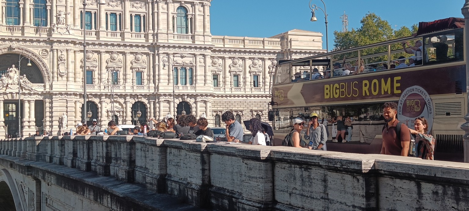 Rom mit dem Wohnmobil – zwei Tage Ewigkeit zwischen Engelsburg und Petersplatz Kunststudenten zeichnen am Geländer einer Brücke über den Tiber