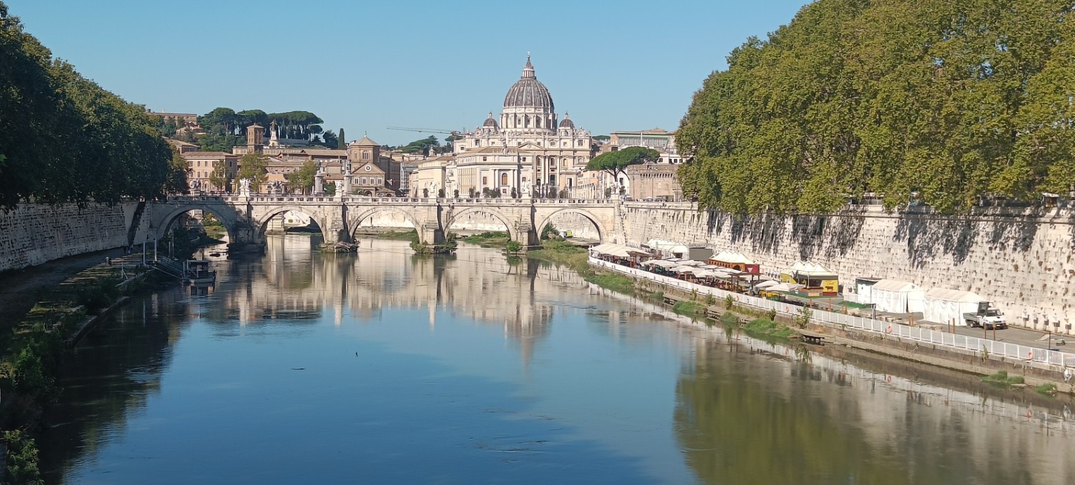 Rom mit dem Wohnmobil – zwei Tage Ewigkeit zwischen Engelsburg und Petersplatz Blick über den Tiber und eine Brücke zur Kuppel des Petersdoms