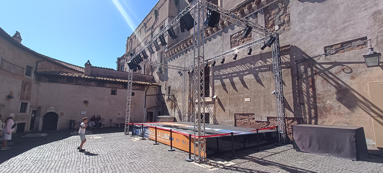 Rom mit dem Wohnmobil – zwei Tage Ewigkeit zwischen Engelsburg und Petersplatz Innenhof der Engelsburg mit einer aufgebauten Veranstaltungsbühne