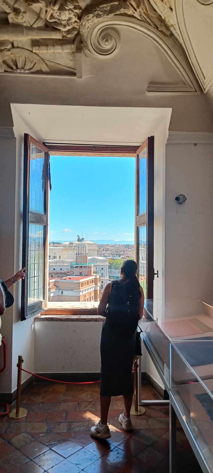 Rom mit dem Wohnmobil – zwei Tage Ewigkeit zwischen Engelsburg und Petersplatz Besucherin an einem geöffneten Fenster der Engelsburg mit Blick über Rom