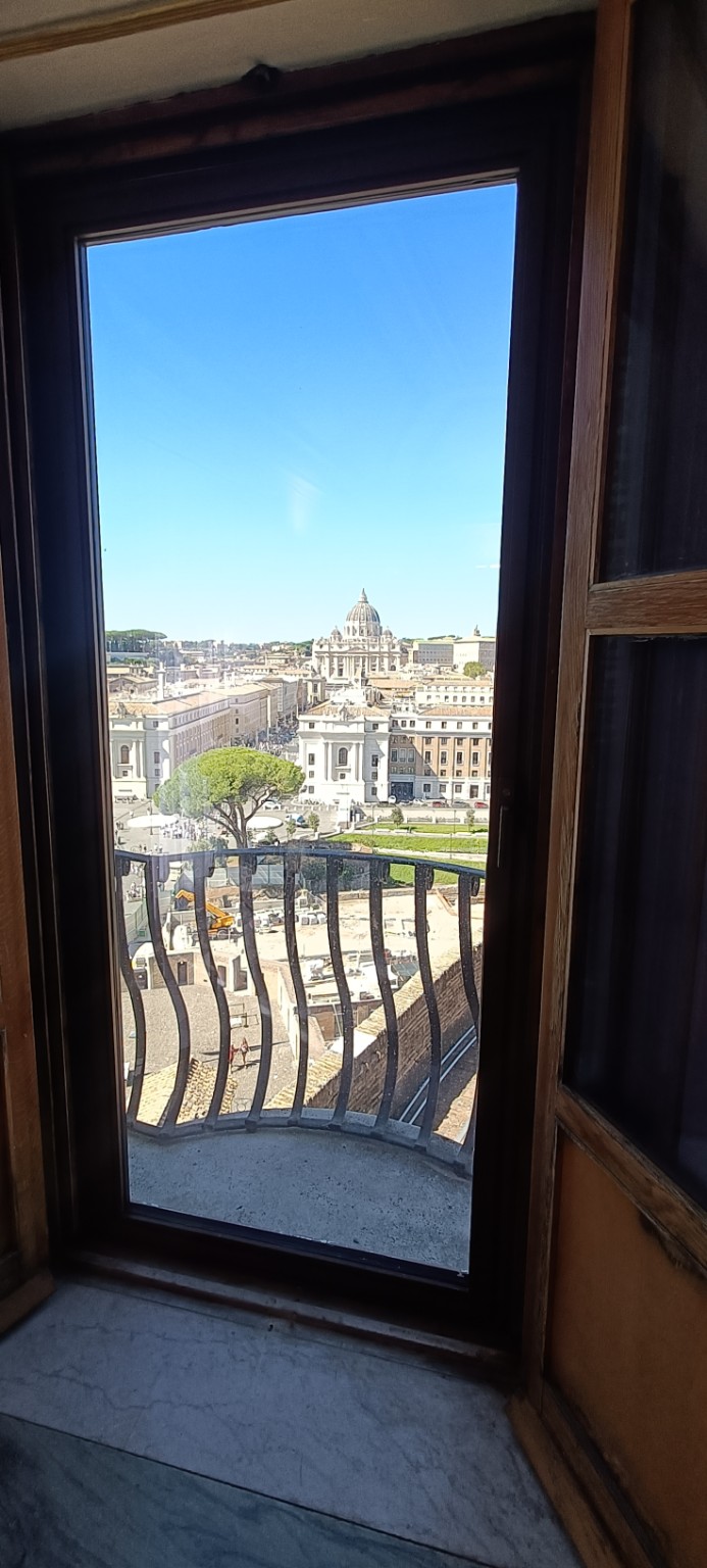 Rom mit dem Wohnmobil – zwei Tage Ewigkeit zwischen Engelsburg und Petersplatz Blick durch ein Fenster der Engelsburg zur Peterskuppel