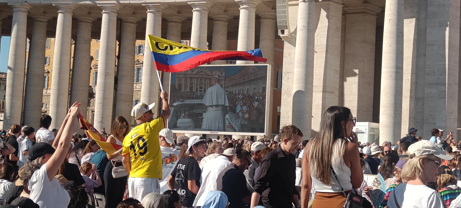 Rom mit dem Wohnmobil – zwei Tage Ewigkeit zwischen Engelsburg und Petersplatz Fahnen und Besucher vor den Kolonnaden auf dem Petersplatz