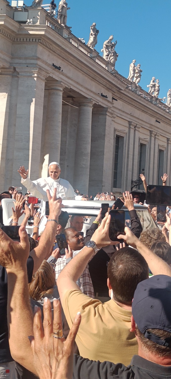 Rom mit dem Wohnmobil – zwei Tage Ewigkeit zwischen Engelsburg und Petersplatz Papst im Papamobil zwischen den Besuchern auf dem Petersplatz