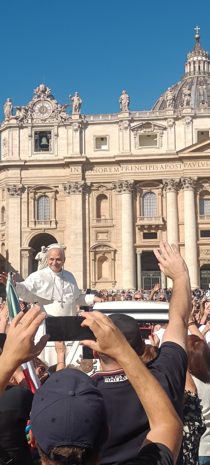 Rom mit dem Wohnmobil – zwei Tage Ewigkeit zwischen Engelsburg und Petersplatz Papst im Papamobil vor der Fassade des Petersdoms