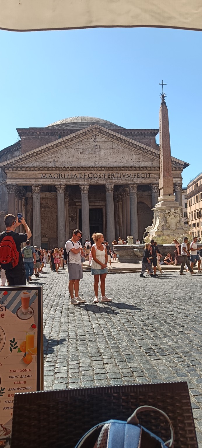 Rom mit dem Wohnmobil – zwei Tage Ewigkeit zwischen Engelsburg und Petersplatz Säulenvorhalle des Pantheons und Obelisk auf der Piazza della Rotonda
