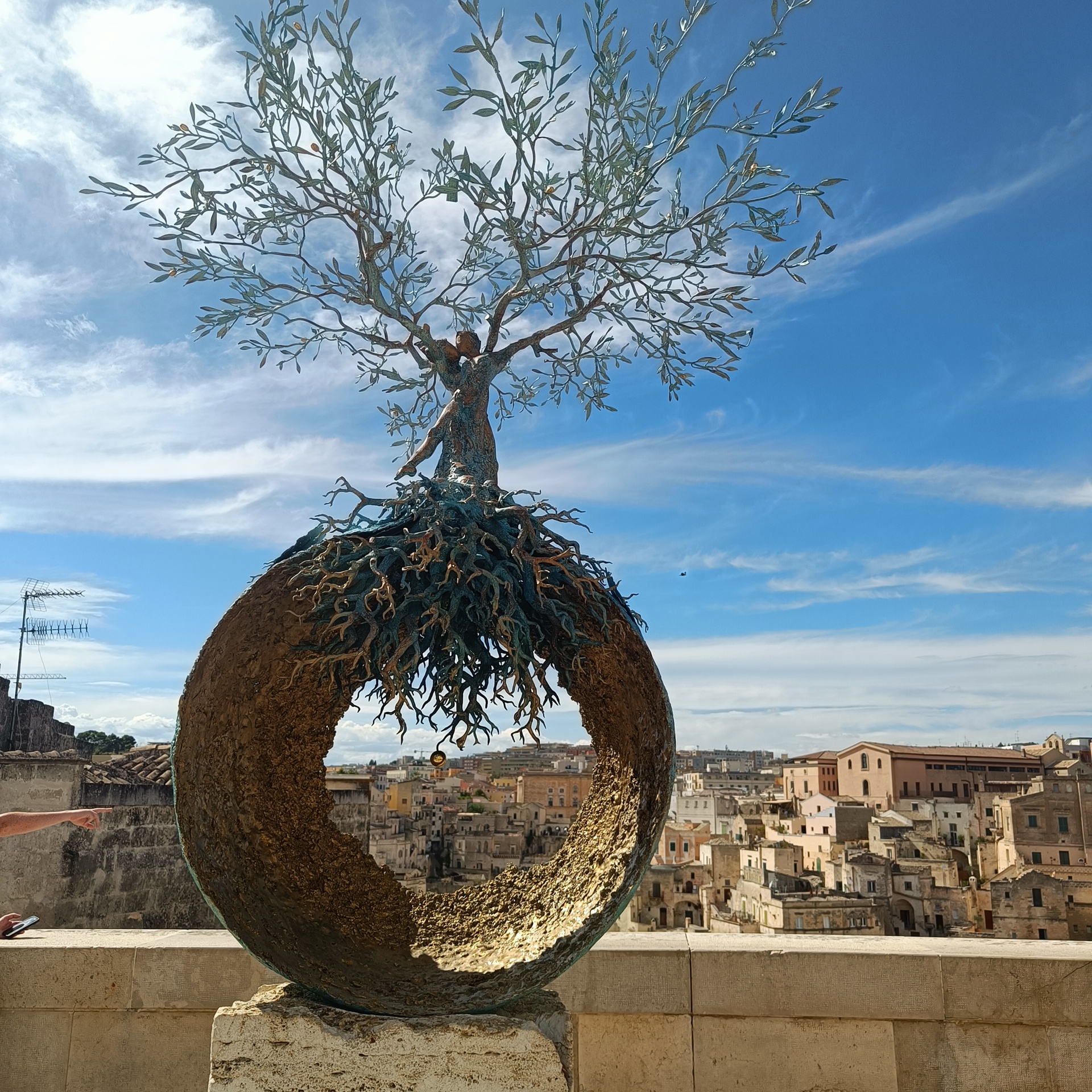 Matera mit dem Wohnmobil – unsere Reise in die Stadt der Sassi, Höhlen und Geschichten Lebensbaum des toskanischen Bildhauers Andrea Roggi in Matera