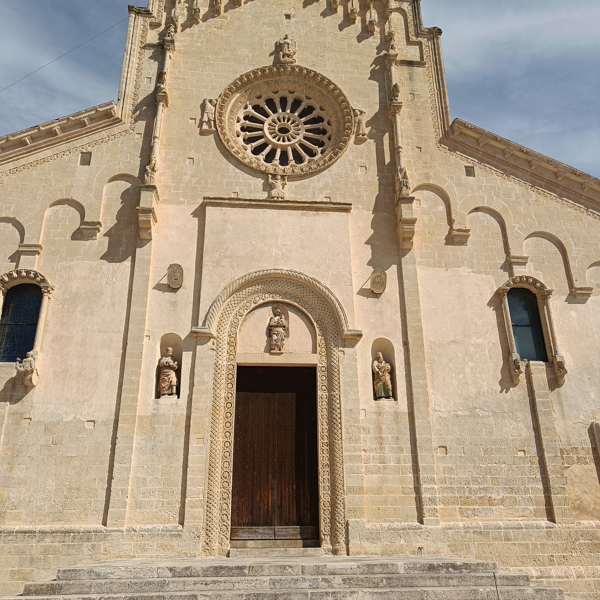 Matera mit dem Wohnmobil – unsere Reise in die Stadt der Sassi, Höhlen und Geschichten Fassade der Kathedrale von Matera mit Rosettenfenster und Eingangsportal