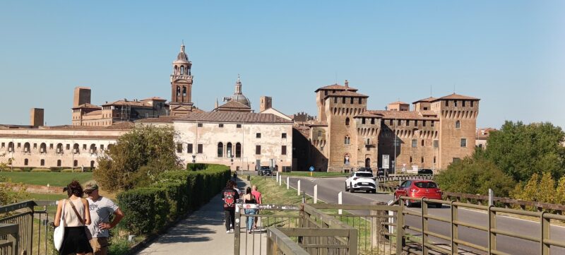 Mantua mit Palazzo Ducale und Castello di San Giorgio vom Zugang zur Altstadt aus