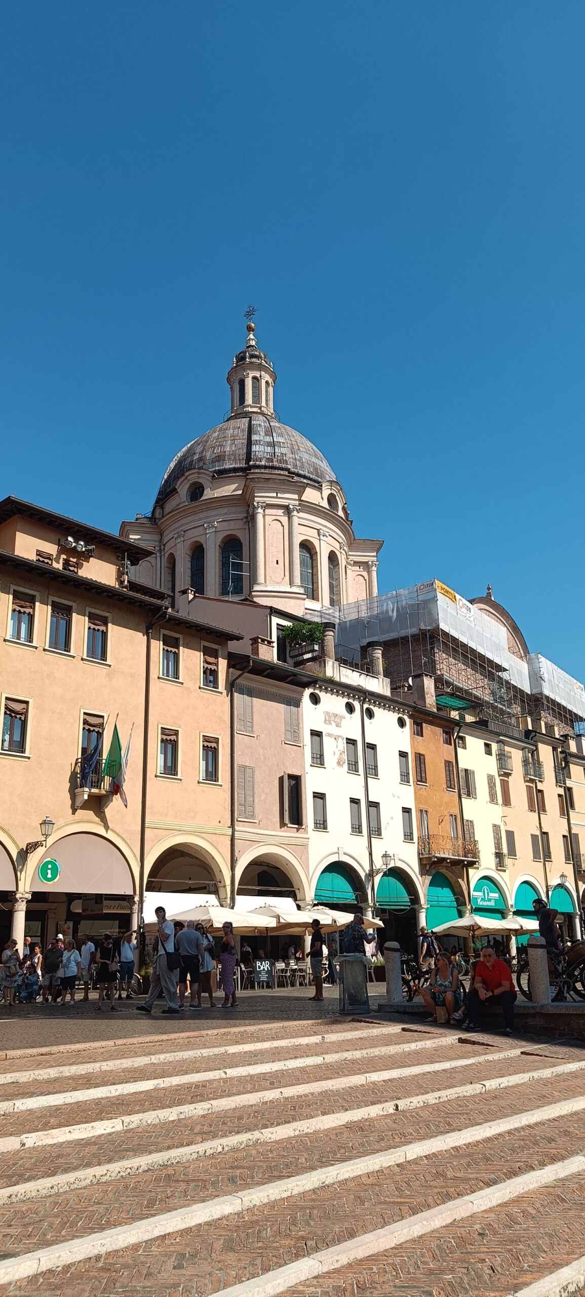Mantua mit dem Wohnmobil – unsere erste Etappe zwischen Seen, alten Mauern und großen Geschichten Platz in Mantua mit historischen Fassaden und der Kuppel von Sant’Andrea
