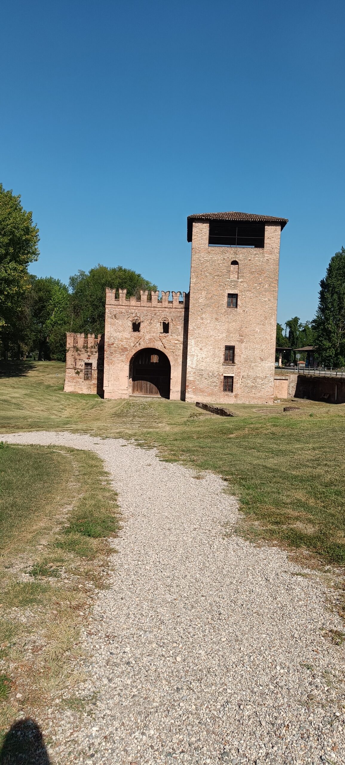 Mantua mit dem Wohnmobil – unsere erste Etappe zwischen Seen, alten Mauern und großen Geschichten Rocchetta di Sparafucile mit Backsteinturm im Grünen