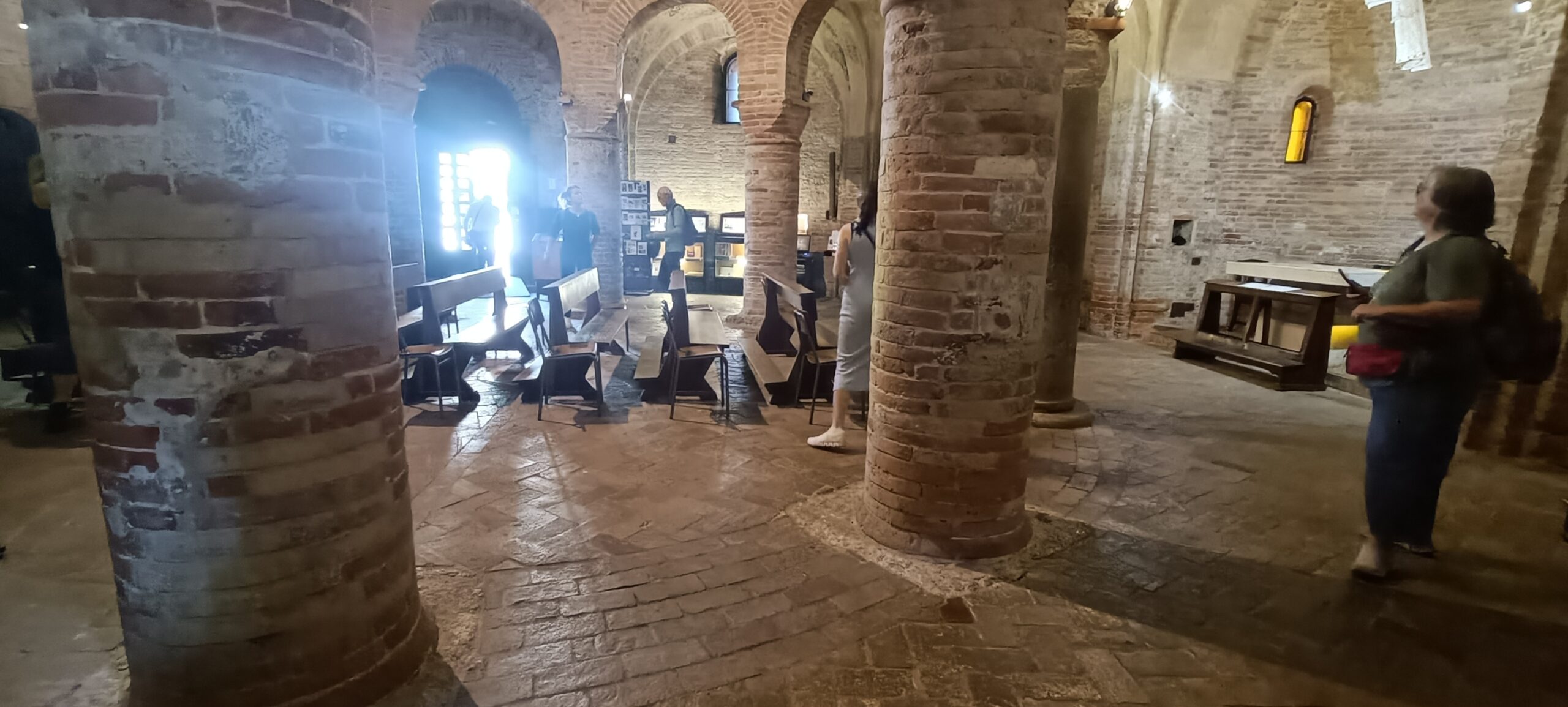 Mantua mit dem Wohnmobil – unsere erste Etappe zwischen Seen, alten Mauern und großen Geschichten Backsteinsäulen und Besucher im Innenraum der Rotonda di San Lorenzo