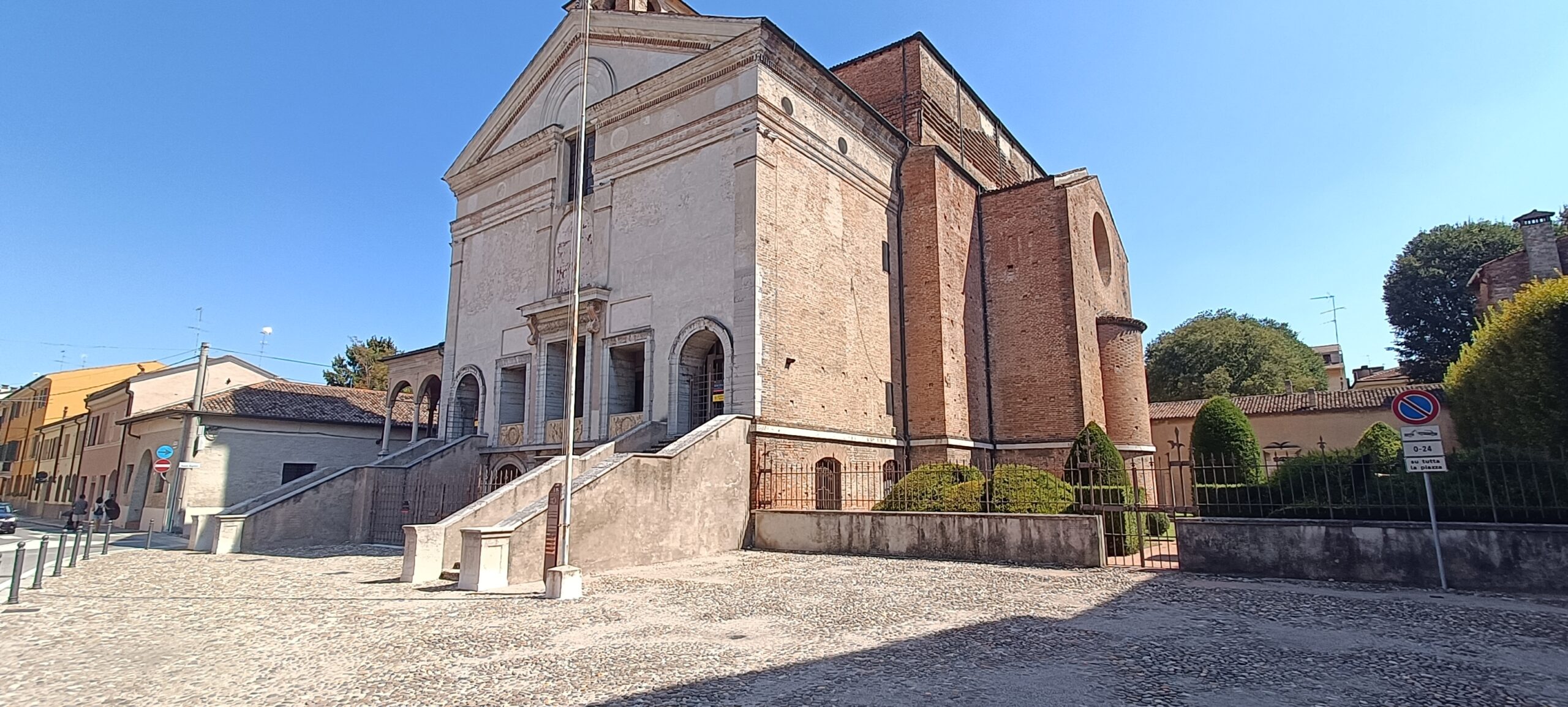 Mantua mit dem Wohnmobil – unsere erste Etappe zwischen Seen, alten Mauern und großen Geschichten Fassade des Tempio di San Sebastiano mit den beiden seitlichen Treppen