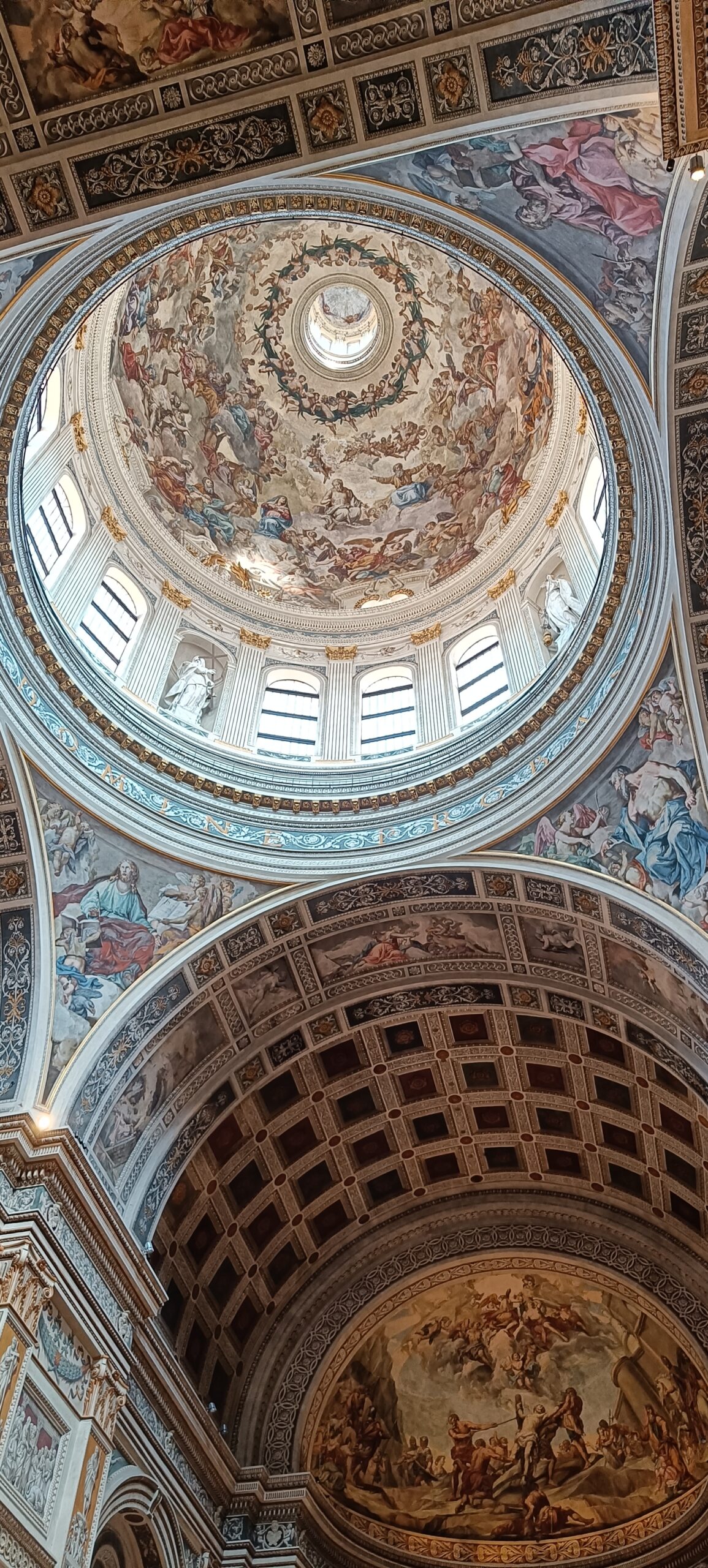 Mantua mit dem Wohnmobil – unsere erste Etappe zwischen Seen, alten Mauern und großen Geschichten Blick in das Gewölbe und die Kuppel der Basilika Sant’Andrea in Mantua