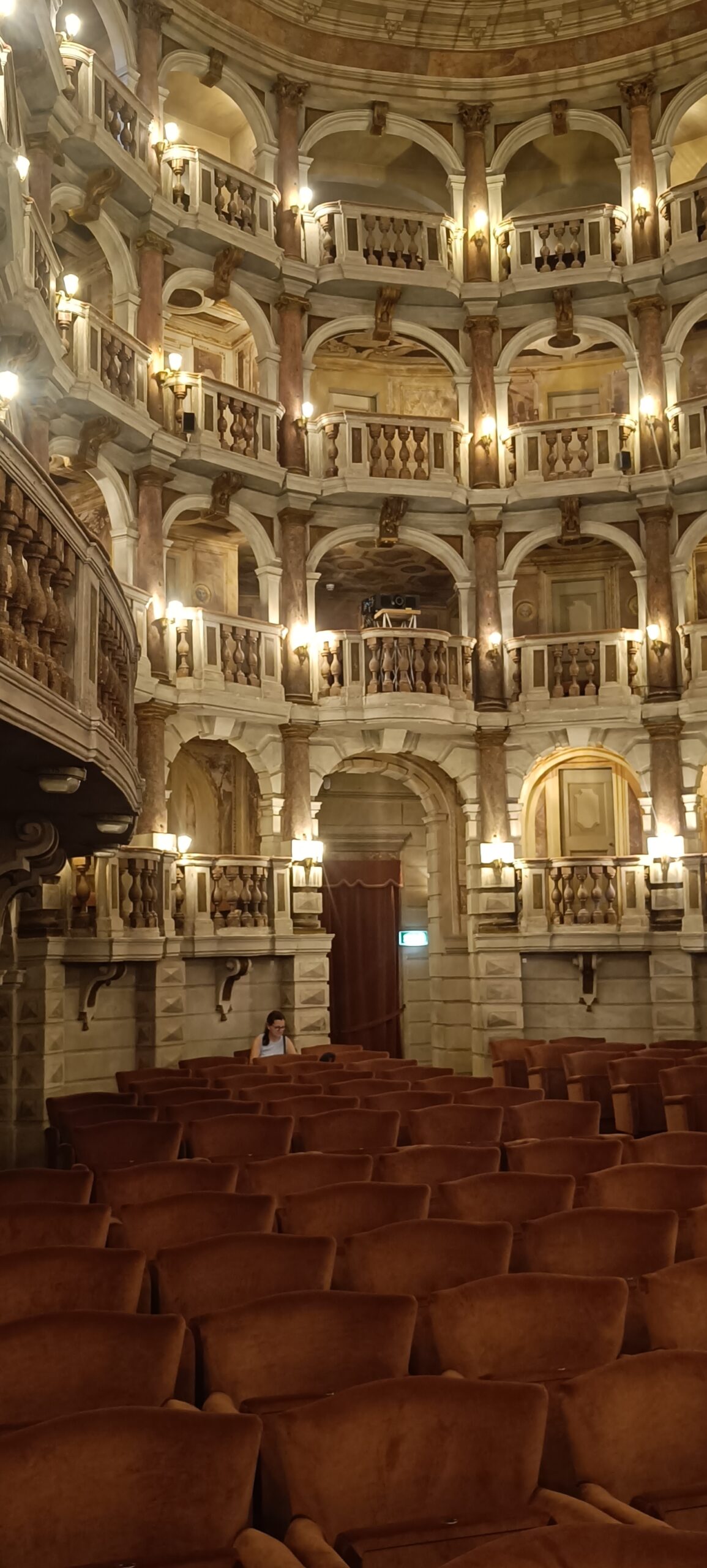 Mantua mit dem Wohnmobil – unsere erste Etappe zwischen Seen, alten Mauern und großen Geschichten Logen und Zuschauerraum des Teatro Scientifico Bibiena in Mantua