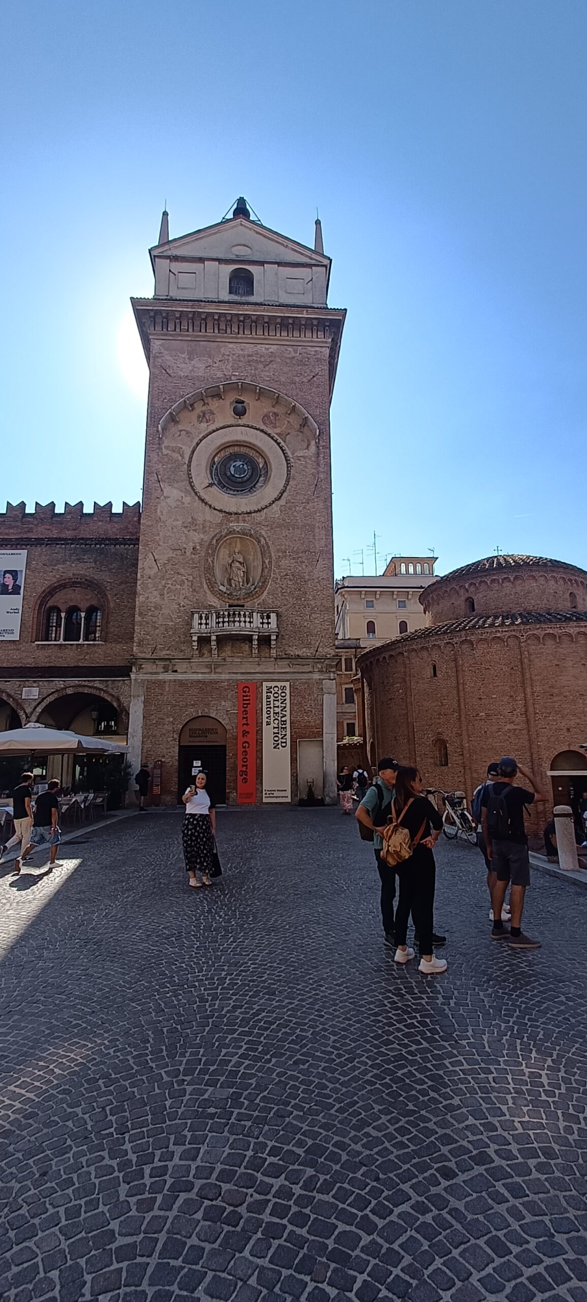 Mantua mit dem Wohnmobil – unsere erste Etappe zwischen Seen, alten Mauern und großen Geschichten Torre dell’Orologio an der Piazza delle Erbe in Mantua