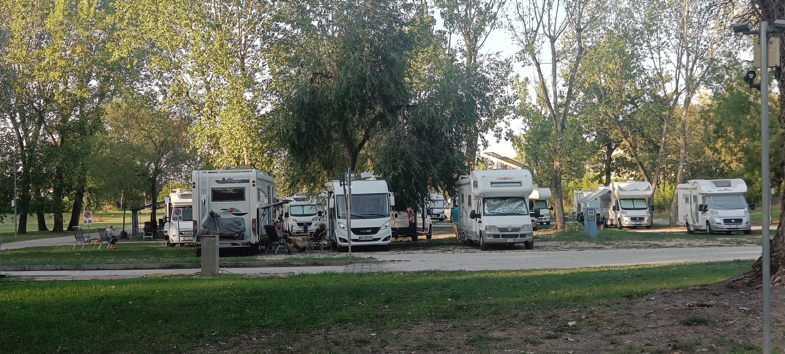 Mantua mit dem Wohnmobil – unsere erste Etappe zwischen Seen, alten Mauern und großen Geschichten Wohnmobile unter Bäumen auf dem Stellplatz in Mantua