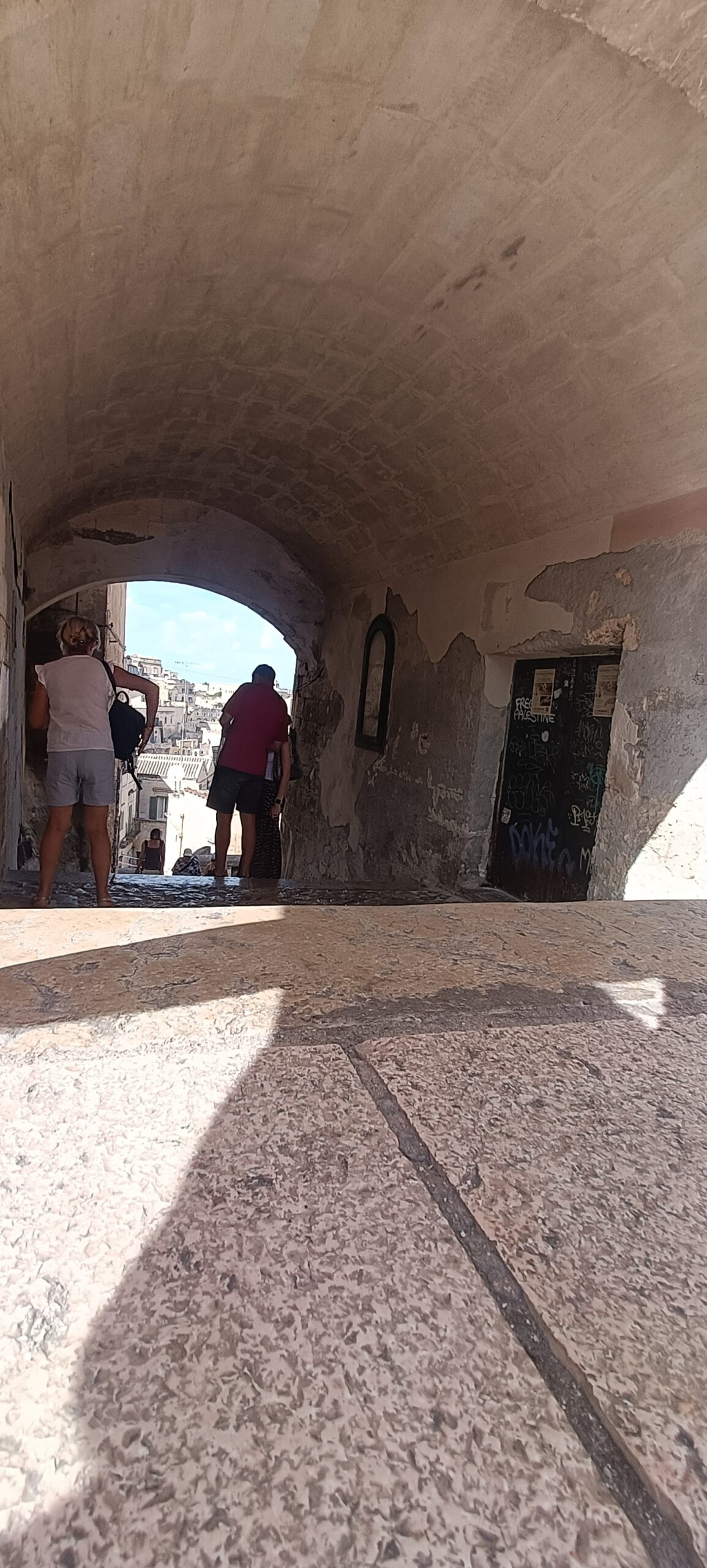 Matera mit dem Wohnmobil – unsere Reise in die Stadt der Sassi, Höhlen und Geschichten Historischer Durchgang zwischen den Häusern der Sassi von Matera