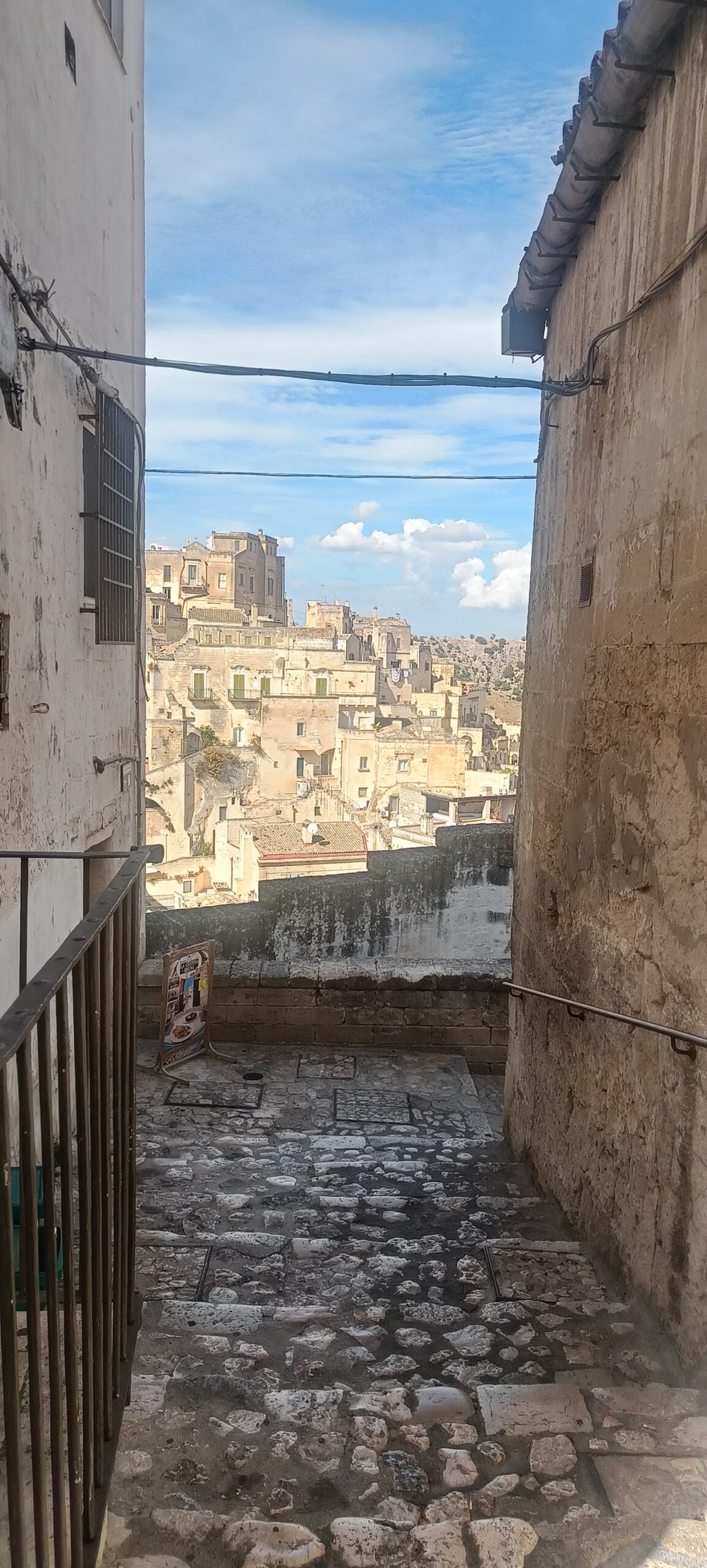 Matera mit dem Wohnmobil – unsere Reise in die Stadt der Sassi, Höhlen und Geschichten Historische Steintreppe in den Sassi von Matera