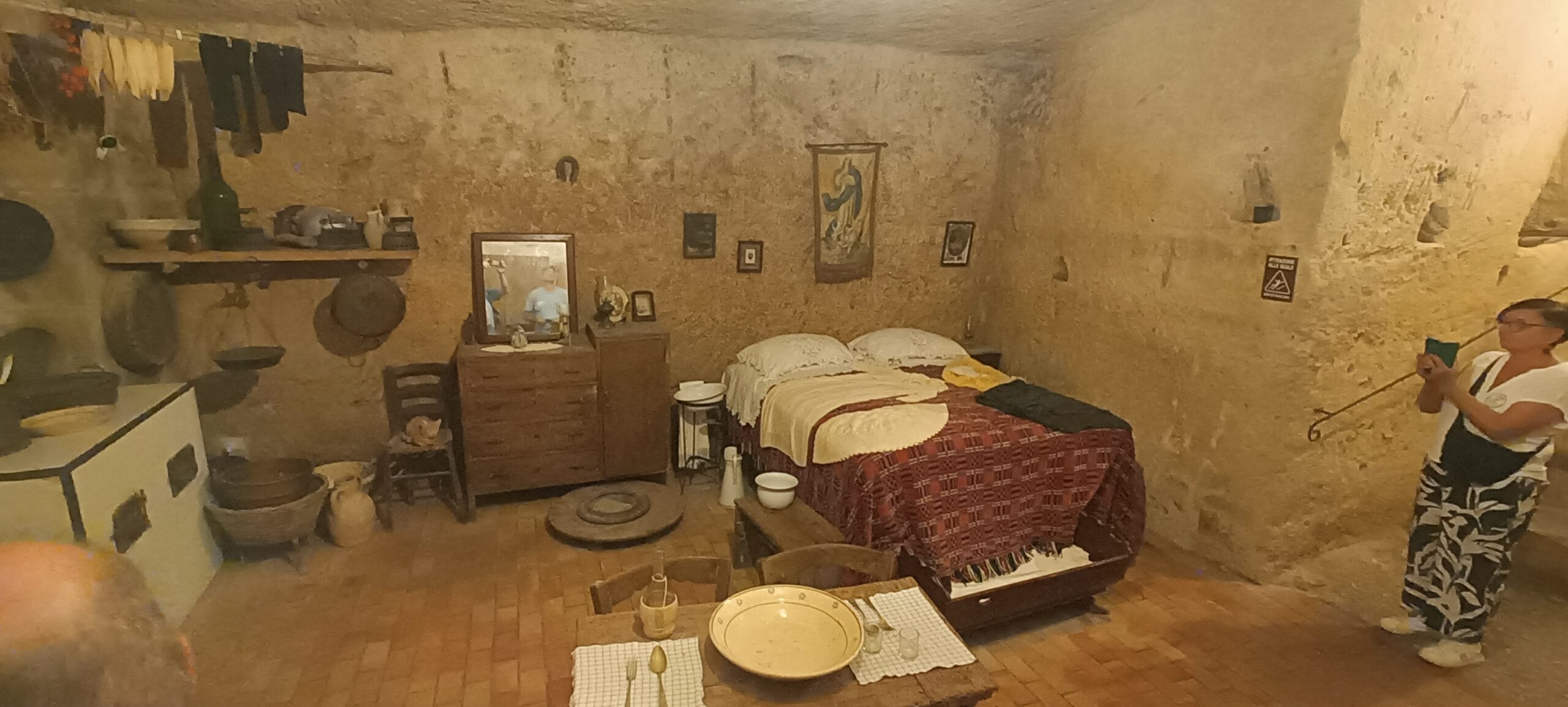 Matera mit dem Wohnmobil – unsere Reise in die Stadt der Sassi, Höhlen und Geschichten Historische Höhlenwohnung in den Sassi von Matera mit Bett und Einrichtung