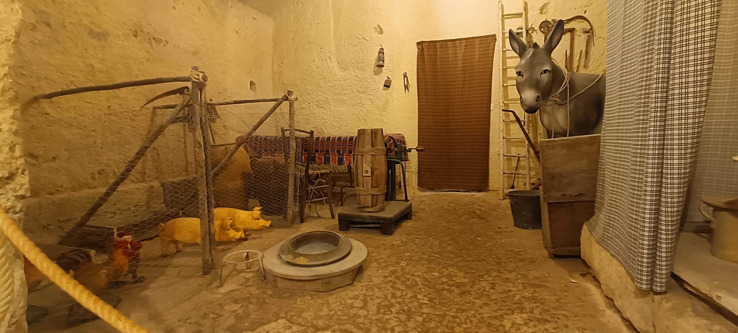 Matera mit dem Wohnmobil – unsere Reise in die Stadt der Sassi, Höhlen und Geschichten Rekonstruierte Höhlenwohnung in Matera mit Esel und Nutztieren
