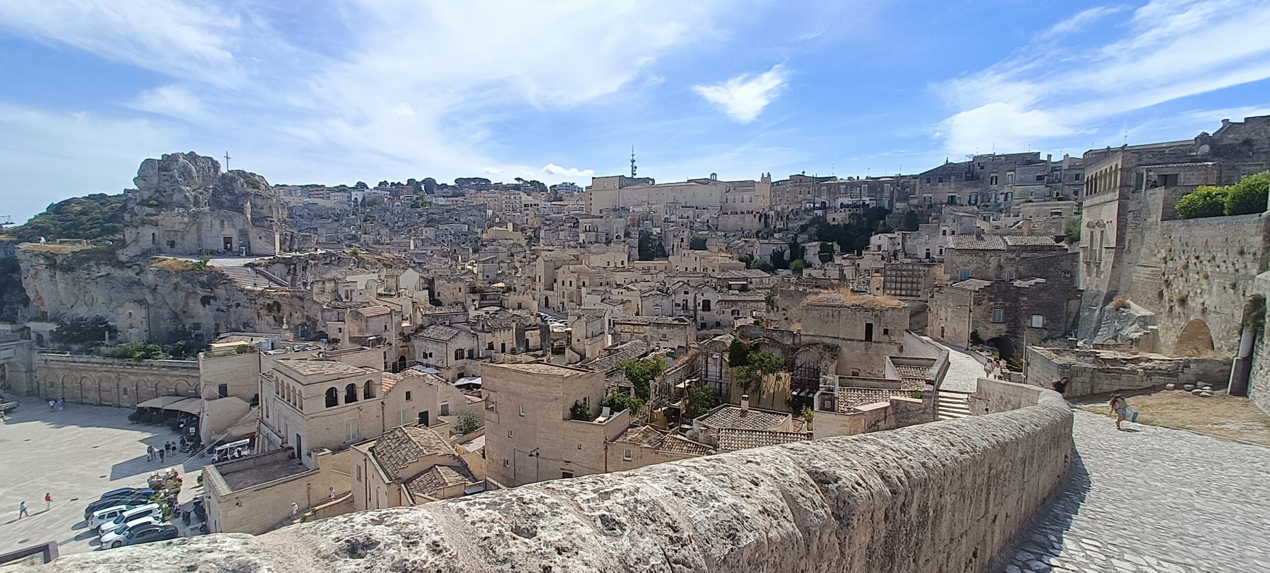 Matera mit dem Wohnmobil – unsere Reise in die Stadt der Sassi, Höhlen und Geschichten Sassi von Matera mit der Kathedrale auf der Civita