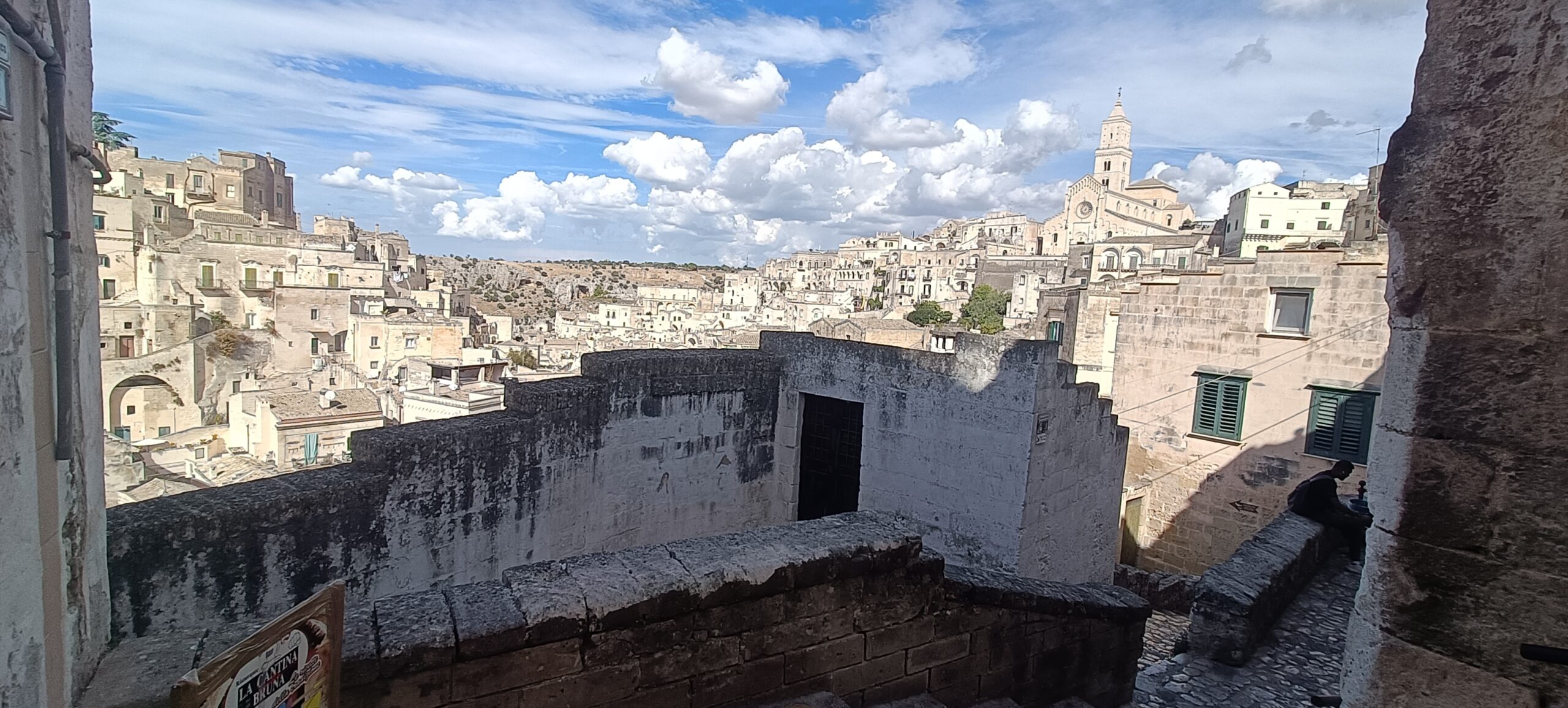 Matera mit dem Wohnmobil – unsere Reise in die Stadt der Sassi, Höhlen und Geschichten Blick aus einem historischen Durchgang auf die Sassi von Matera