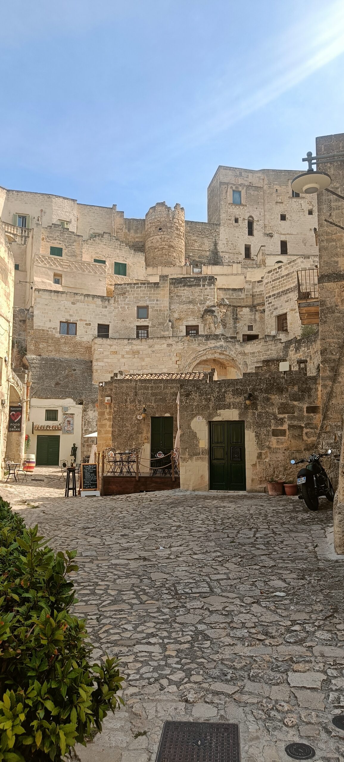 Matera mit dem Wohnmobil – unsere Reise in die Stadt der Sassi, Höhlen und Geschichten Historische gepflasterte Gasse zwischen den Häusern der Sassi von Matera