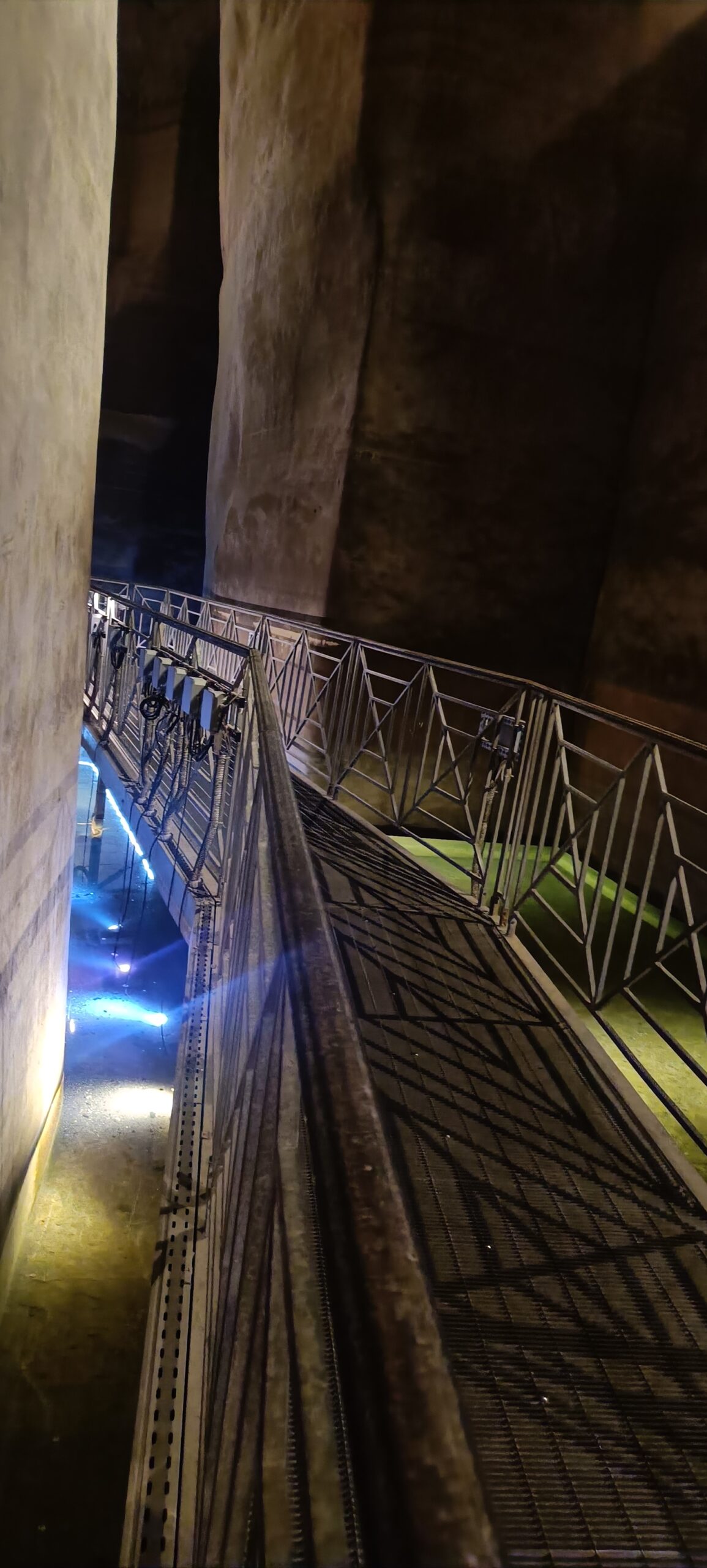 Matera mit dem Wohnmobil – unsere Reise in die Stadt der Sassi, Höhlen und Geschichten Palombaro Lungo in Matera mit beleuchtetem Metallsteg