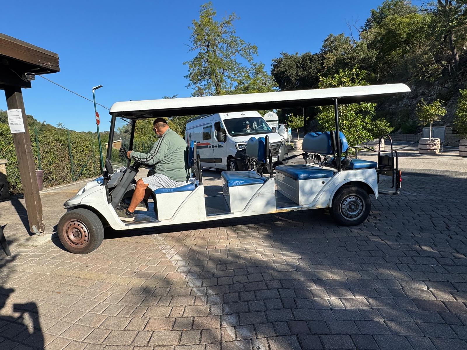 Rom mit dem Wohnmobil – zwei Tage Ewigkeit zwischen Engelsburg und Petersplatz Offener Elektrowagen am Eingang des Campingplatzes Flaminio Village