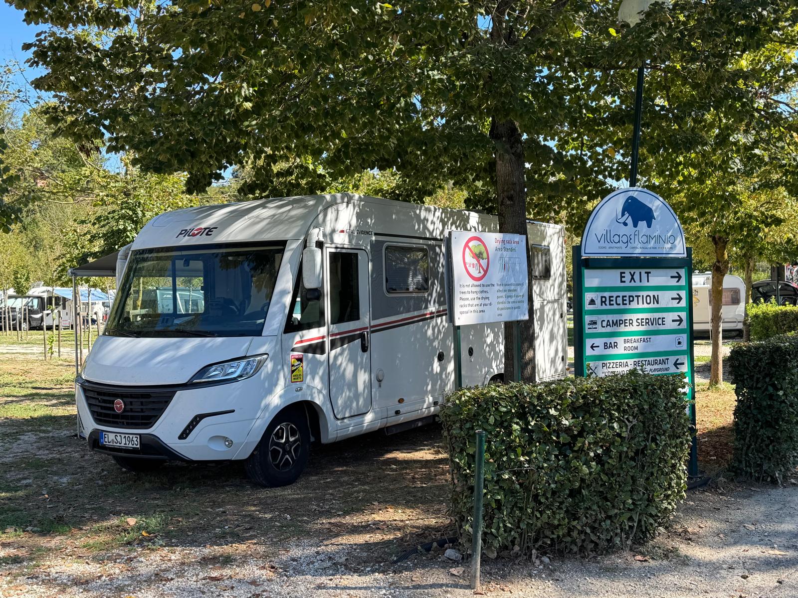 Rom mit dem Wohnmobil – zwei Tage Ewigkeit zwischen Engelsburg und Petersplatz Lilibet auf einem schattigen Stellplatz neben dem Wegweiser im Flaminio Village