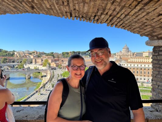Silvi und Jörg in der Engelsburg mit Blick auf Tiber und Petersdom