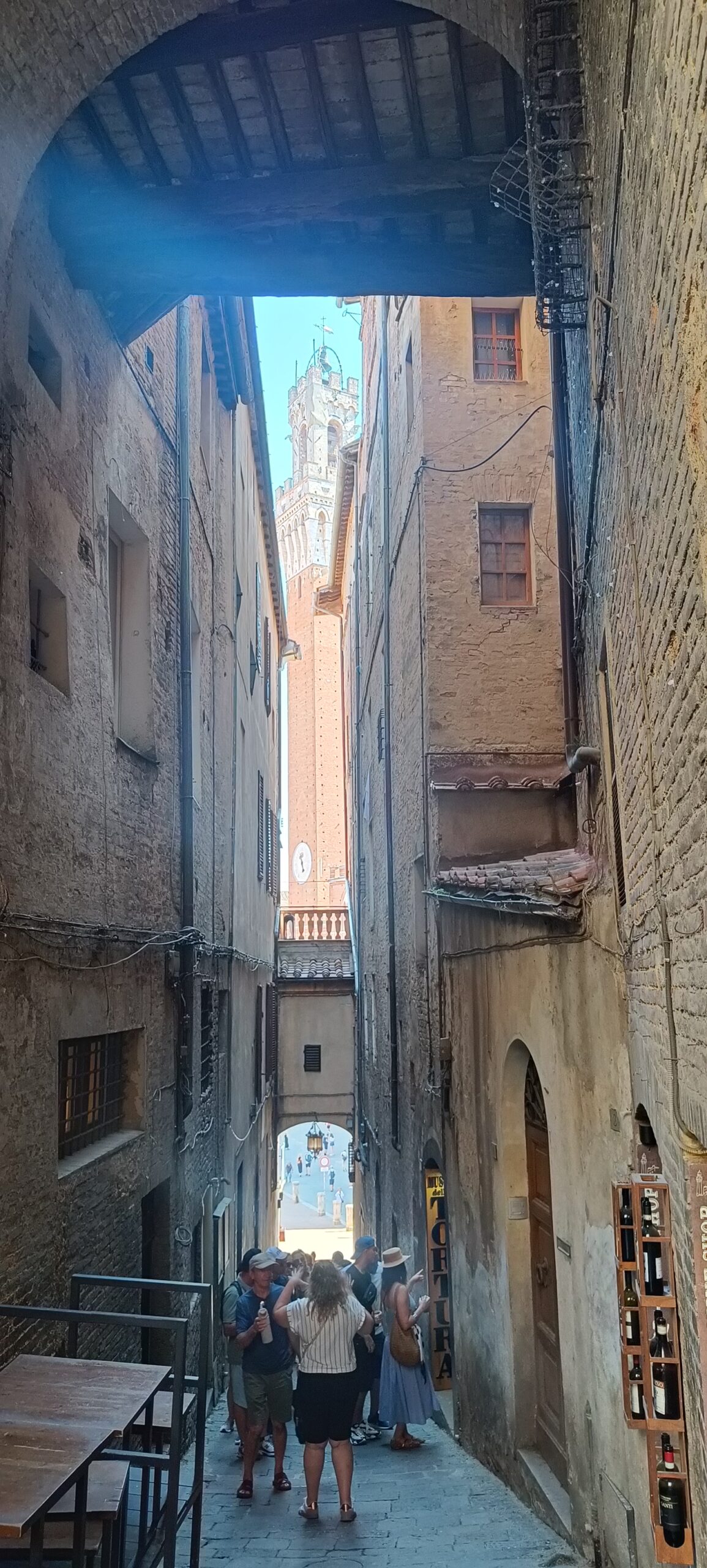 Siena mit dem Wohnmobil – unser zweiter großer Stopp und Gedanken über Freiheit Schmale Gasse mit Treppen zwischen hohen Häusern in Siena
